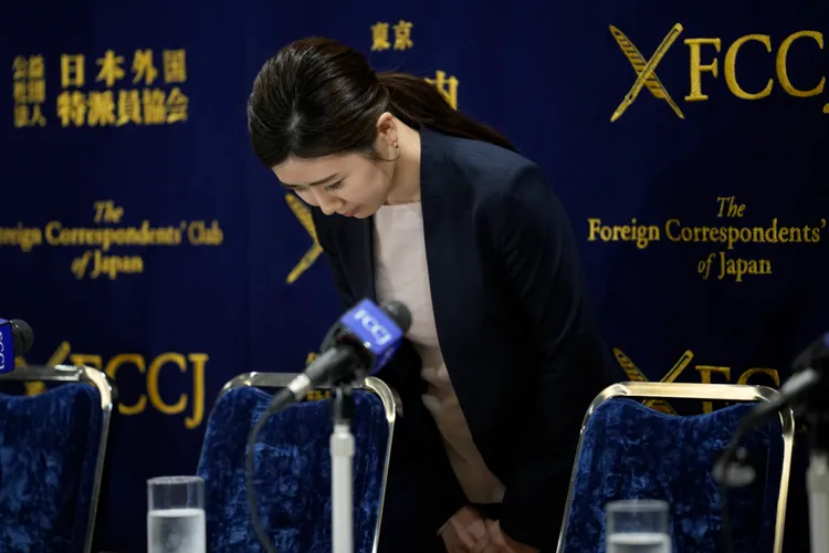 福原愛鞠躬道歉。美聯社