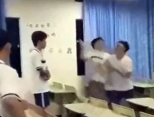 被搧巴掌的學生理智斷線，站起猛烈搥打對方。翻攝自論壇Dcard