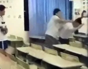 搧人巴掌的學生(右)不敵，被追打逃竄。翻攝自論壇Dcard