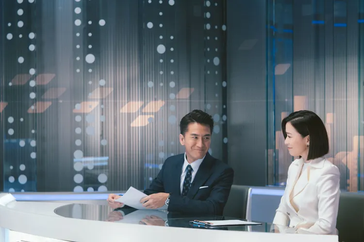 佘詩曼（右）和馬國明為了爭取獨家新聞而不擇手段。 TVBS提供