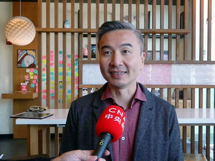 導演江松長憑出席在美國的記者。中央社