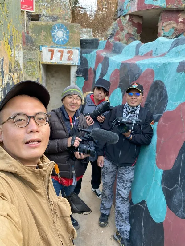 《金門》拍攝團隊，導演江松長（左二）啟用當地金門子弟吳偉國（左一）擔任製片。中央社