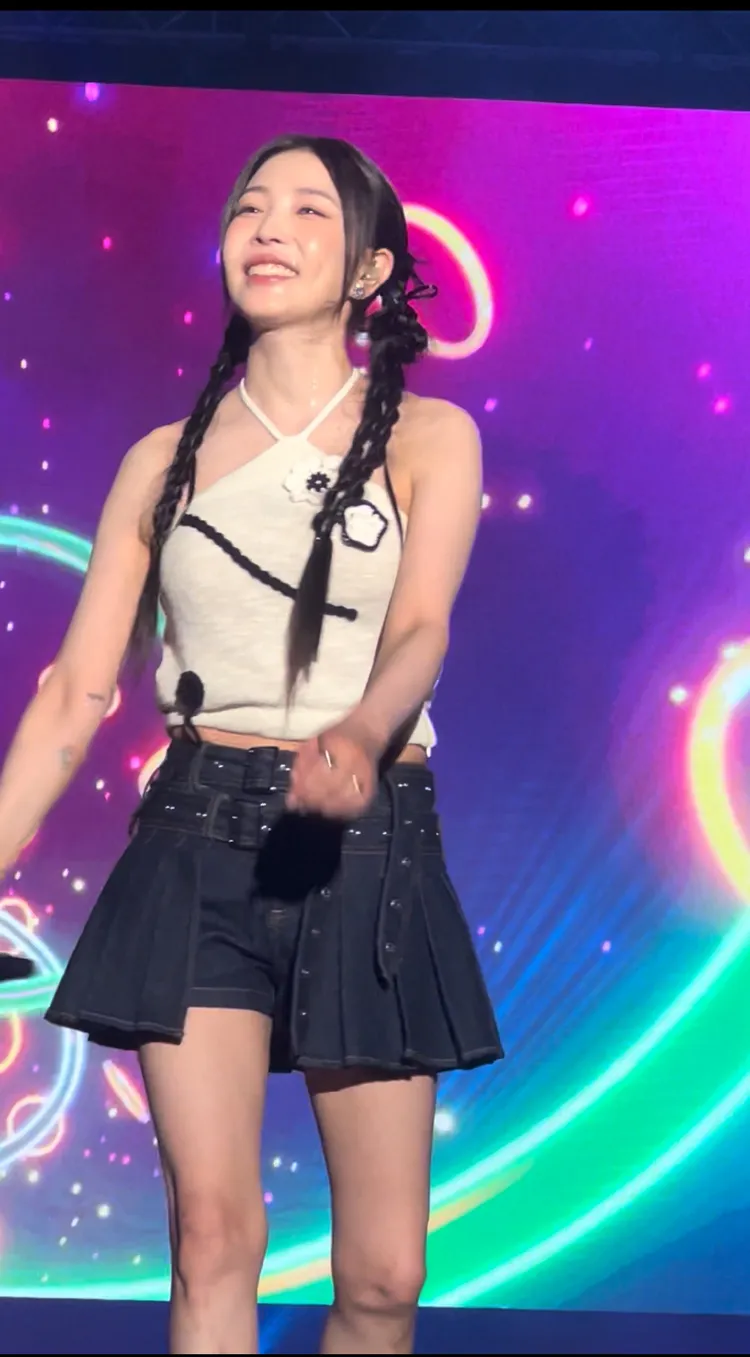 寶兒穿著削肩露背裝，綁雙馬尾辮子，十分俏麗。讀者提供