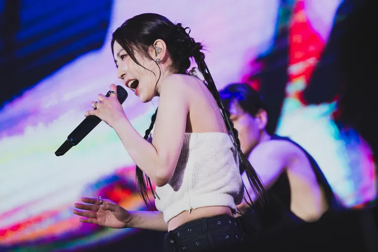 寶兒勁歌熱舞，跳到滿頭是汗。寬寬整合行銷提供