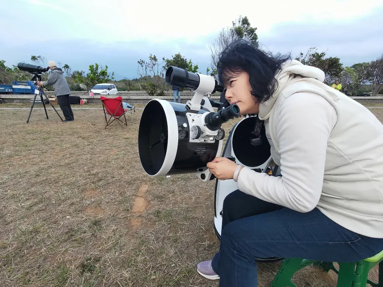 「梅西耶馬拉松競賽」選手，都需自立查找星圖與肉眼尋星。翻攝畫面