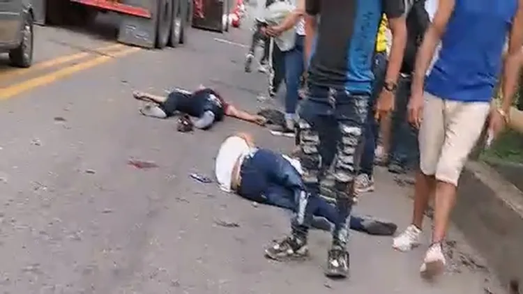 機車上另兩人在車禍後摔在路上，一人死亡、另一人命危被送醫搶救。翻攝自推特