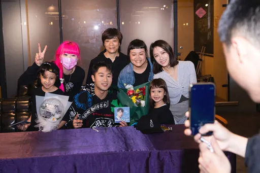 SAM LIN散發費洛蒙放送「大肌肌」 女粉頭暈目眩性感內衣滿天飛