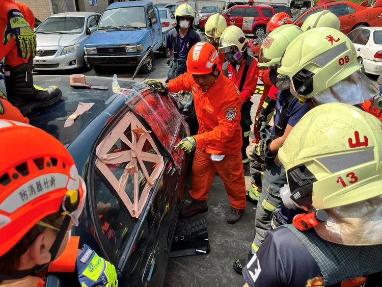 竹縣消防局車禍救援技術訓練。新竹縣消防局提供