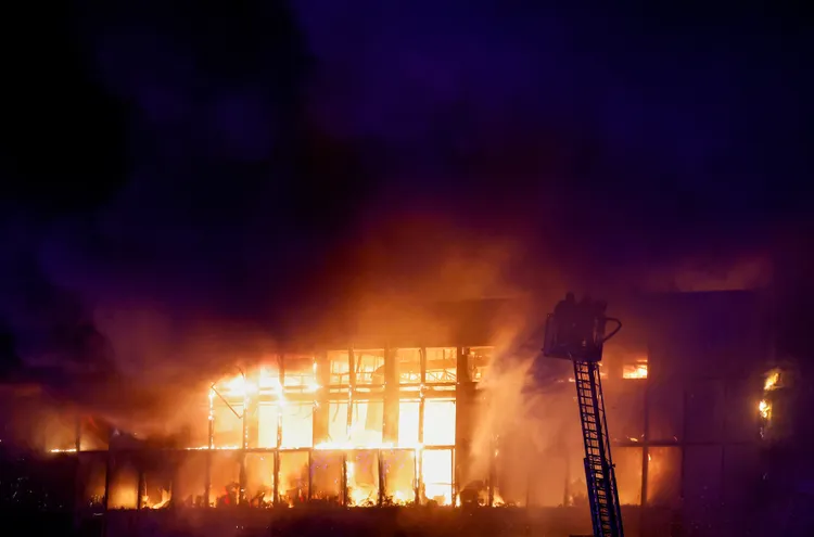 發生恐攻的克洛庫斯音樂廳陷入火海。路透