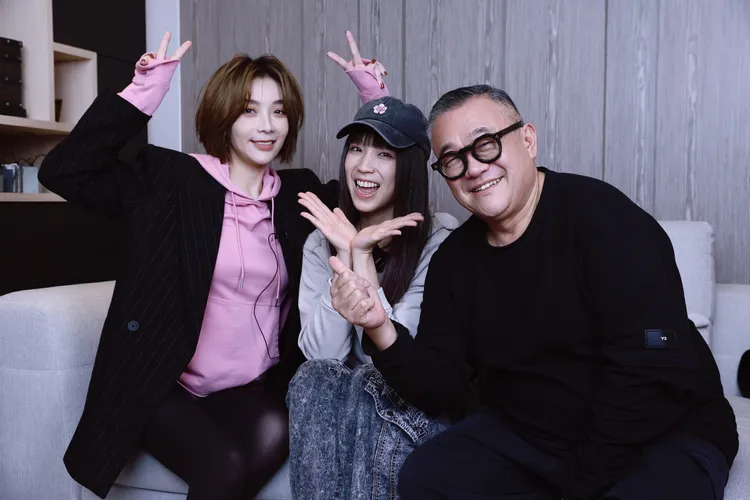 蔡淑臻（左起）與梁舒涵、陳功儒開心合照。彭欣偉攝