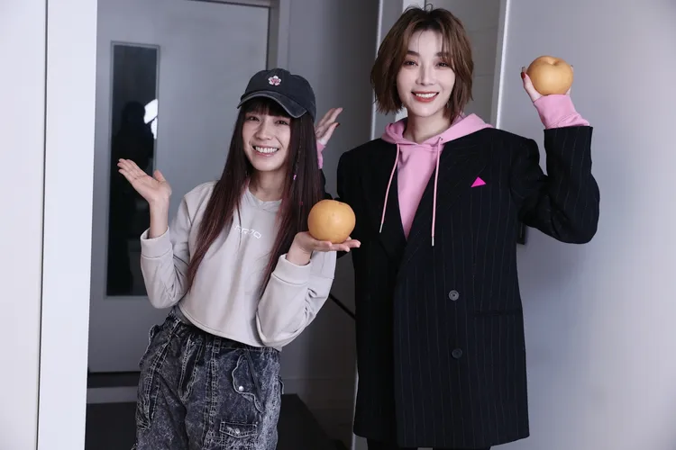 梁舒涵（左）帶水梨讓蔡淑臻護嗓。彭欣偉攝