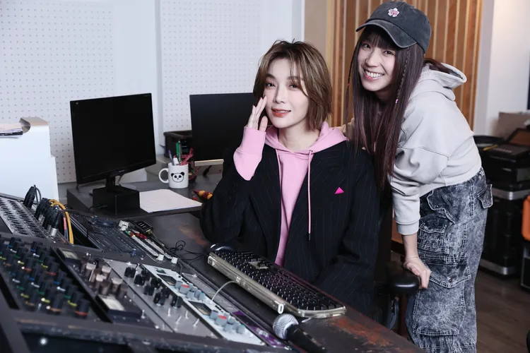 蔡淑臻（左）備戰音樂季演出，梁舒涵探班打氣。彭欣偉攝