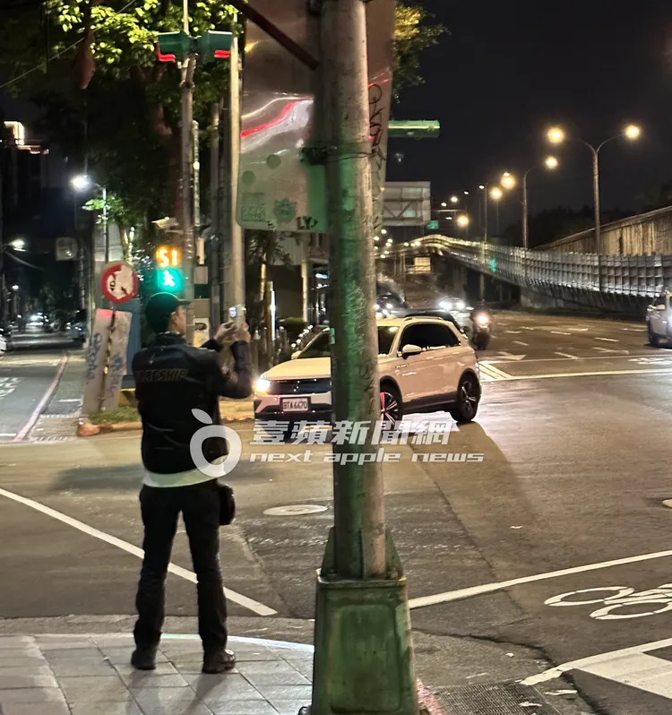 離開大稻埕碼頭後，郭品超又拿起手機拍攝碼頭。特勤中心攝