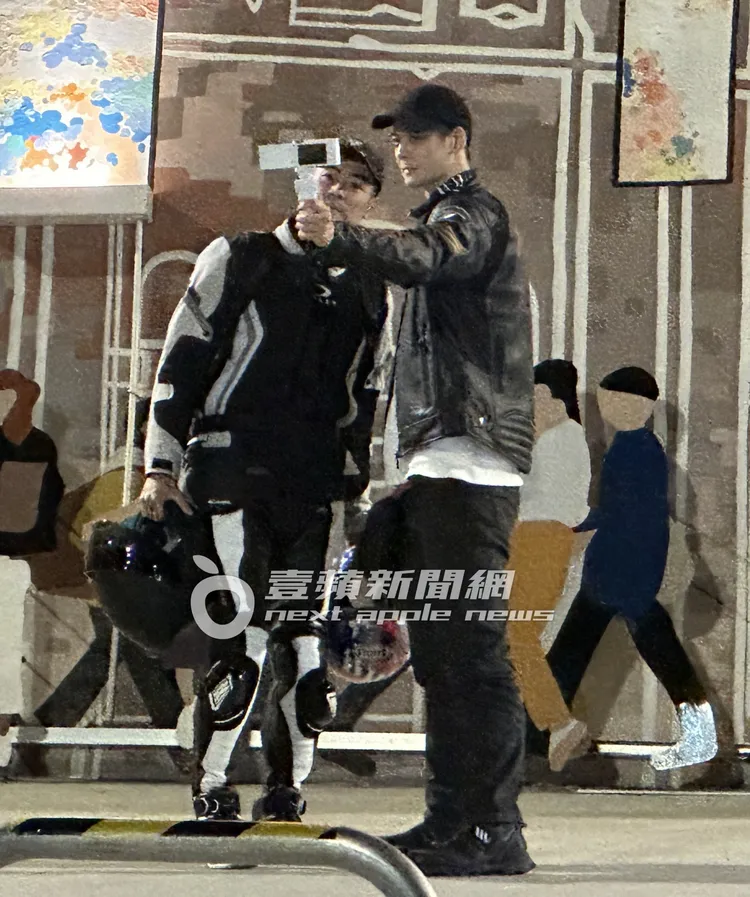 終於調整好相機，郭品超（右）拿起相機與廖為豪自拍。特勤中心攝