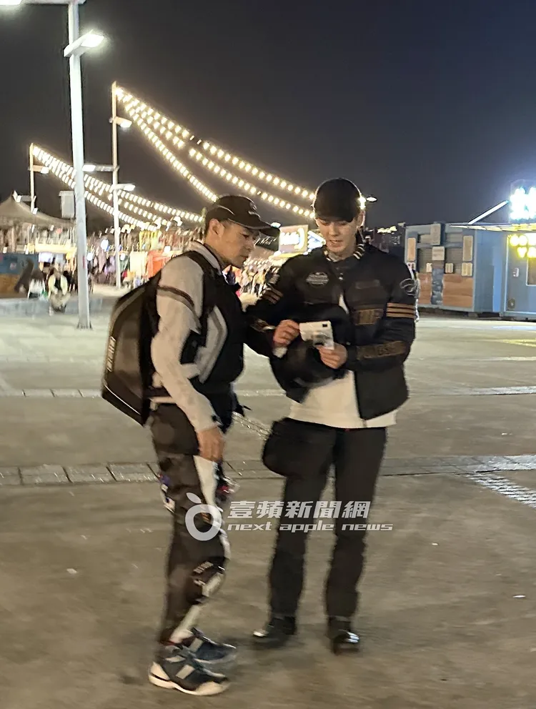 郭品超與昔日選美好友，過年期間相約騎車到大稻埕碼頭觀光自拍。特勤中心攝