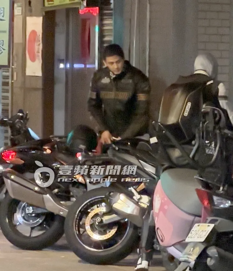 2人走到迪化街，郭品超（左）將鴨舌帽摘下，頭髮有些許塌陷。特勤中心攝