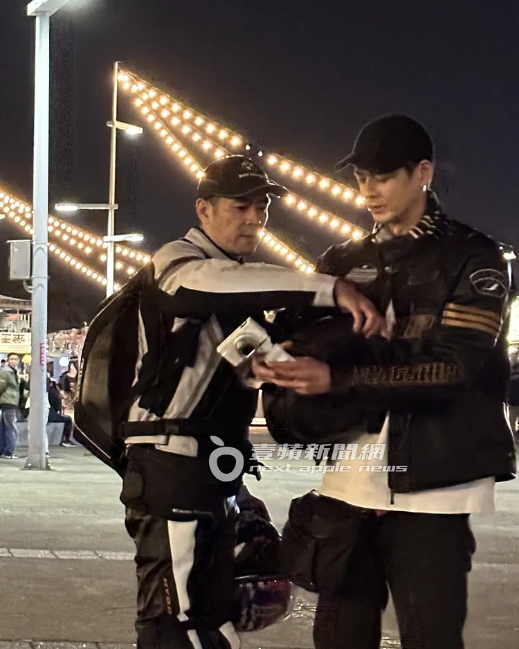 郭品超（右）戴著黑色鴨舌帽低調出門都未被粉絲認出。特勤中心攝