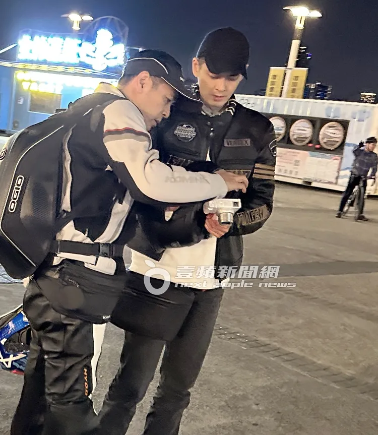 郭品超（右）與廖為豪一同調整相機的設定。特勤中心攝