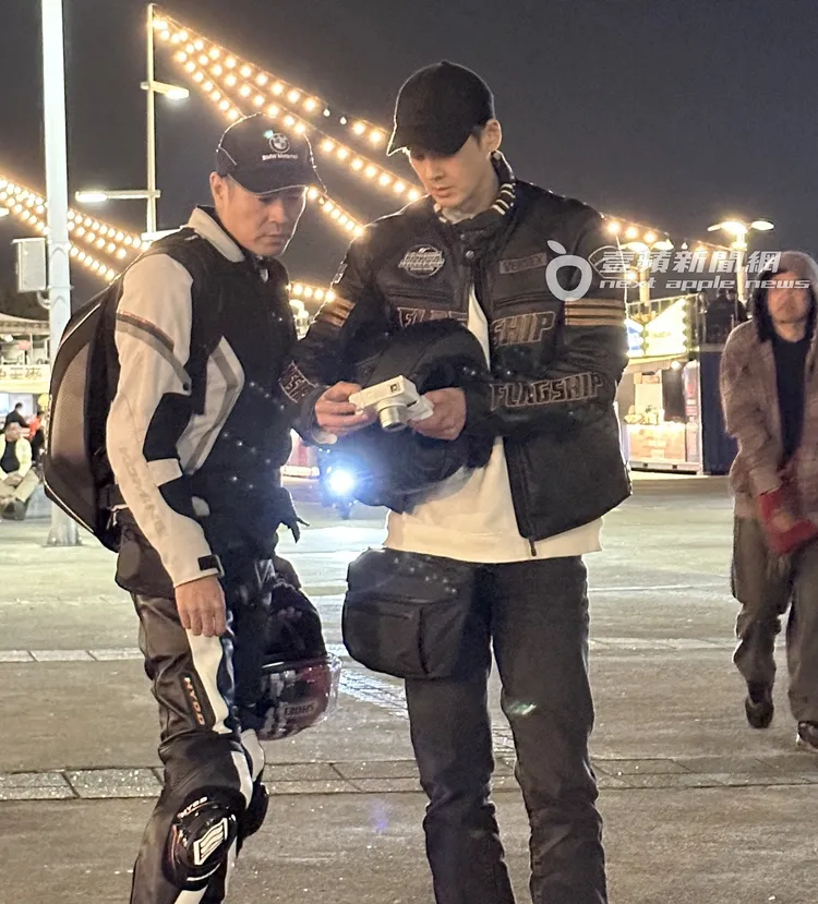 2人站在碼頭廣場調整許久。特勤中心攝