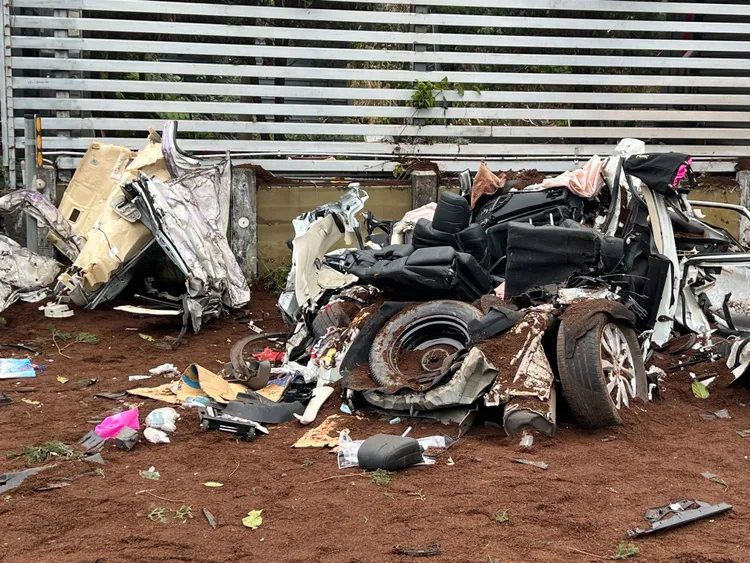 休旅車已被壓得支離破碎。鮮明攝