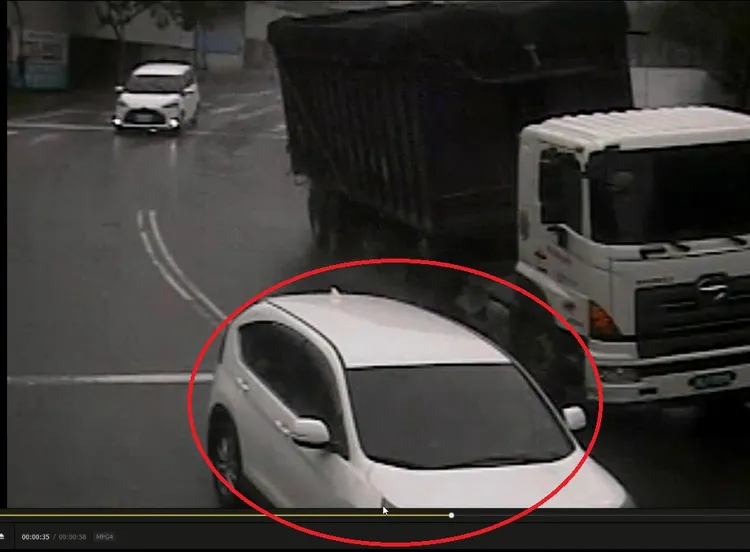 聯結車向左彎時車斗向右傾倒，壓住剛好行經其右側的休旅車，造成車內廖姓母子重傷送醫搶救。民眾提供