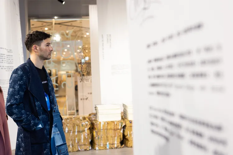 鳳小岳相當欣賞展覽理念。品牌提供