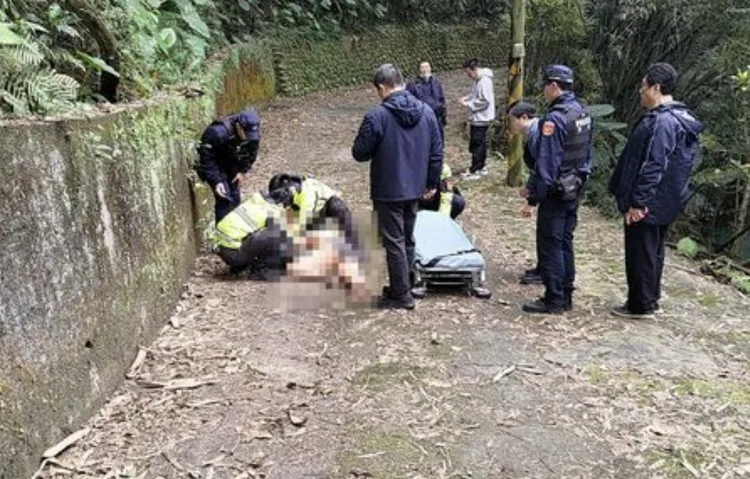 桃園某摩鐵房間內部滿是血，警方循線在新北樹林一輛車內找到奄奄一息的被害人。翻攝畫面
