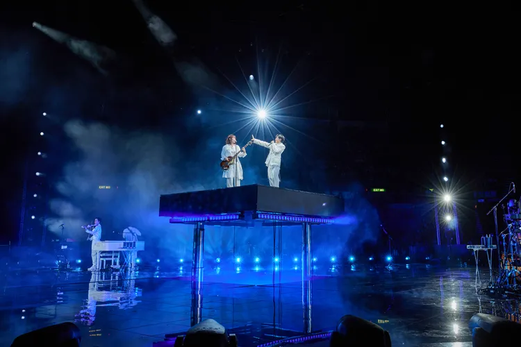 青峰與馨儀對唱。緒風有限公司提供