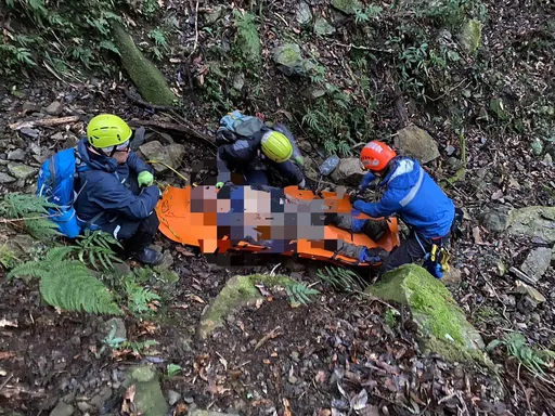 網路揪團5男女爬山 新竹男拍照採空!墜200米慘死