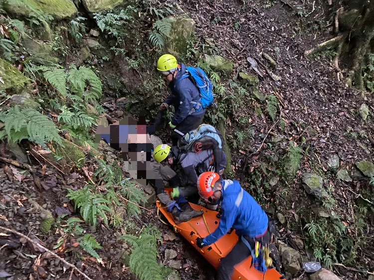 搜救人員在陡峭山坡運送大體。新竹縣消防局提供