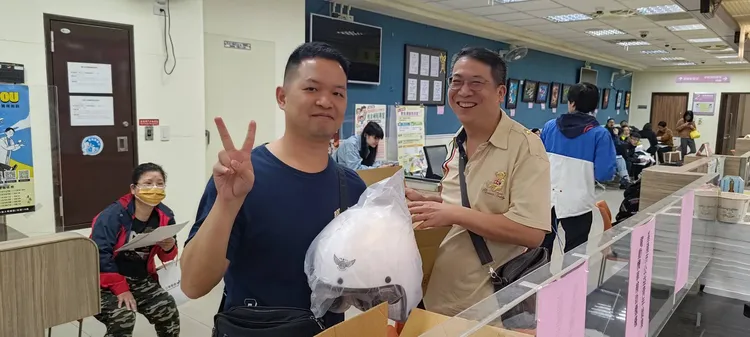 前100名申請民眾獲得贈與的安全帽。翻攝照片