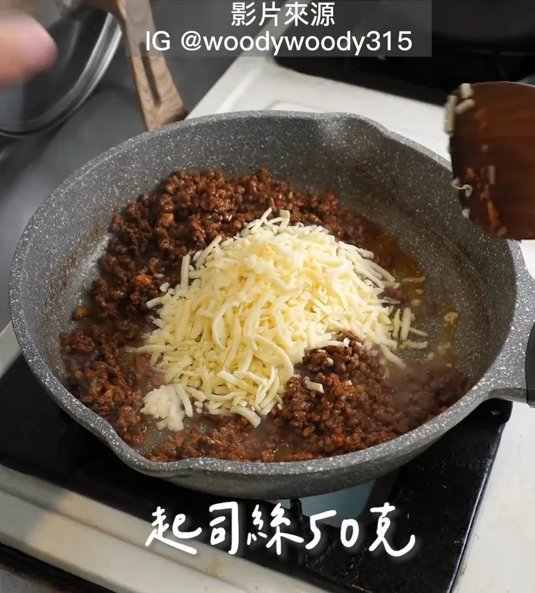 韓式牛肉三明治食材準備：（牛肉餡料）、蒜末15克、牛絞肉250克、韓式辣醬1大匙、醬油1大匙、起司絲50克、麵包2片、奶油15克、韓式辣醬1大匙、泡菜約50克、起司粉1茶匙。IG @woodywoody315 提供
