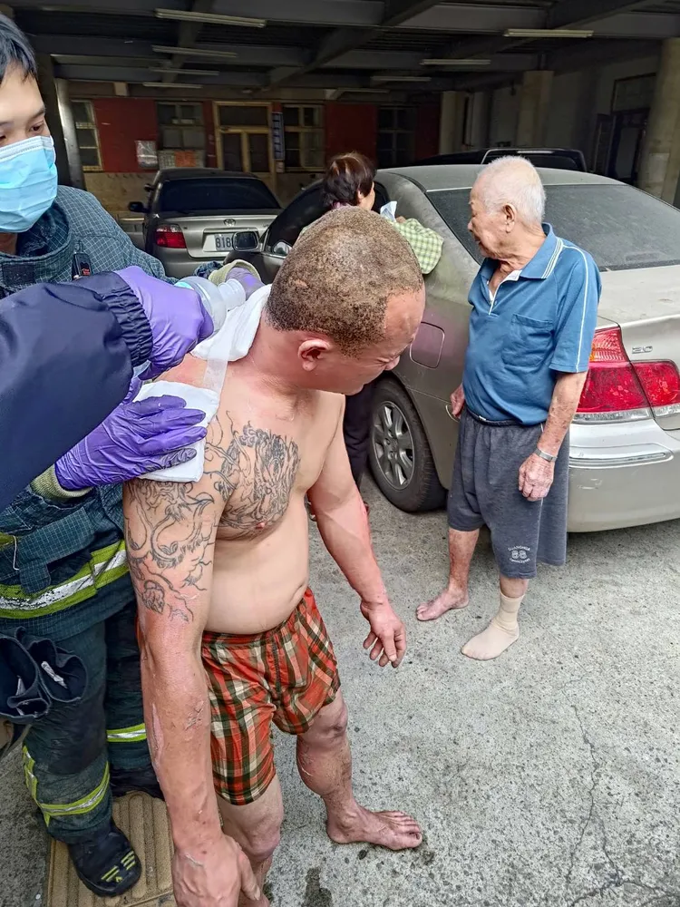 劉男在有配備瓦斯桶的工作車旁抽菸釀成氣爆，自己全身50%的二度燒燙傷，送醫搶救中。寶山鄉長邱振瑋提供