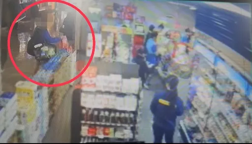 竊賊2周內連偷超商門口福袋 「藍色外套」太搶眼露餡被逮