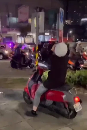 現場許多路人駐足圍觀，機車騎士也停下車搶拍驚險畫面。翻攝網路