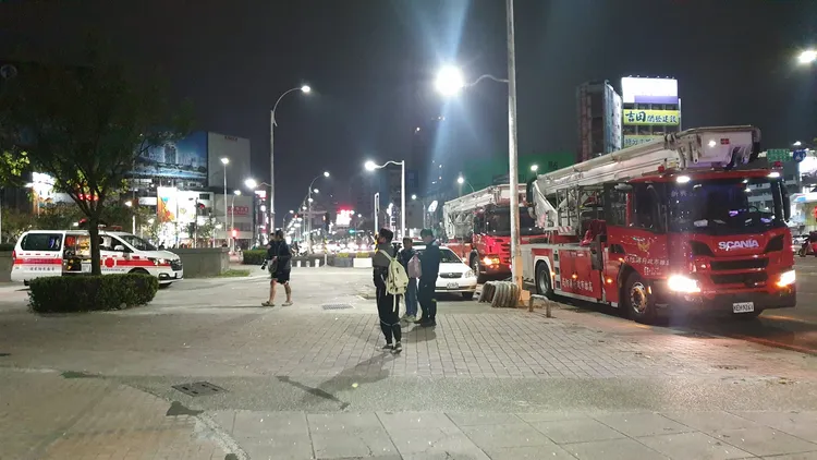 警消獲報立即出動9車13人前往高雄大遠百，並在現場一樓鋪設氣墊。翻攝我愛消防車社團  