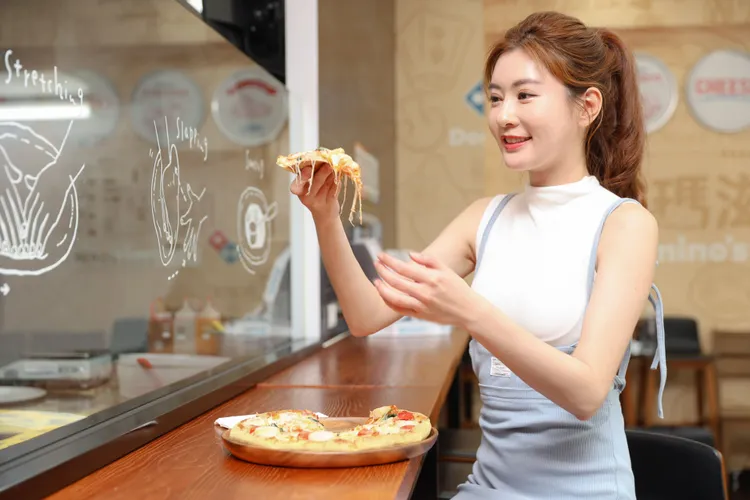 全新「極致干貝海鮮」披薩，即日起至4/21外帶嚐鮮價只要299元。業者提供