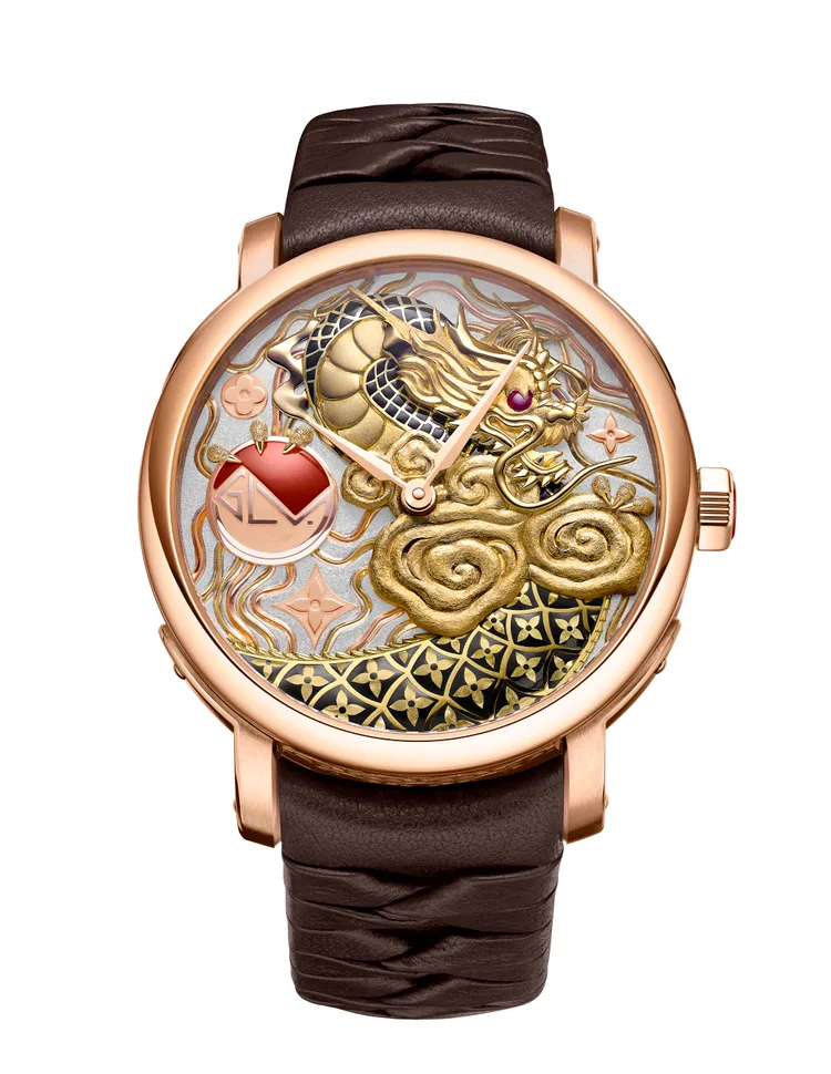 Escale奇幻寶箱雲中之龍，40mm，18K玫瑰金錶殼，手工錘打金屬底盤，棕色小牛皮手工編織錶帶，Calibre LFT023自動上鍊機械機芯，動力儲存50小時，防水深度50米，限量20只，940萬元。品牌提供