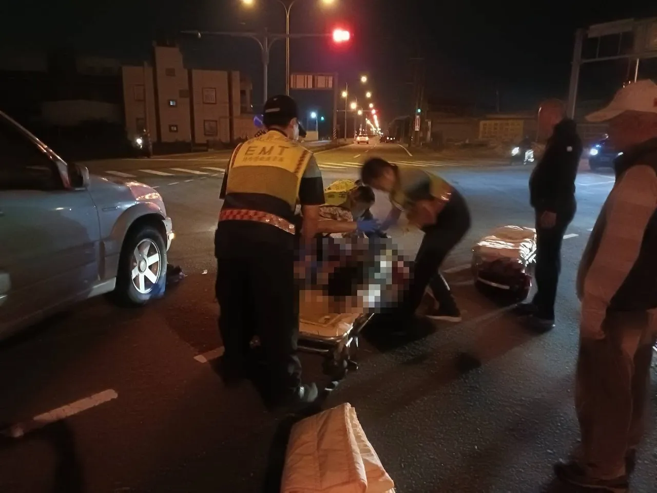 陳姓3姊弟過馬路時被撞飛,姊妹倆傷勢嚴重,現場一度沒有生命跡象。民眾提供