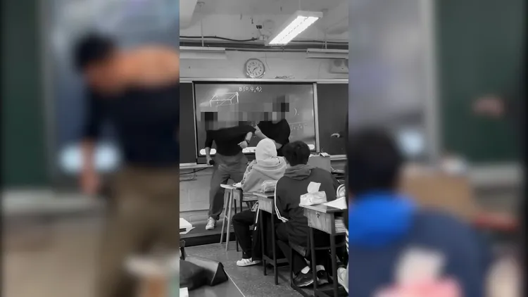 北市一名高中男學生衝上講台鎖喉毆打老師，造成課堂場面超混亂。翻攝自記者爆料網