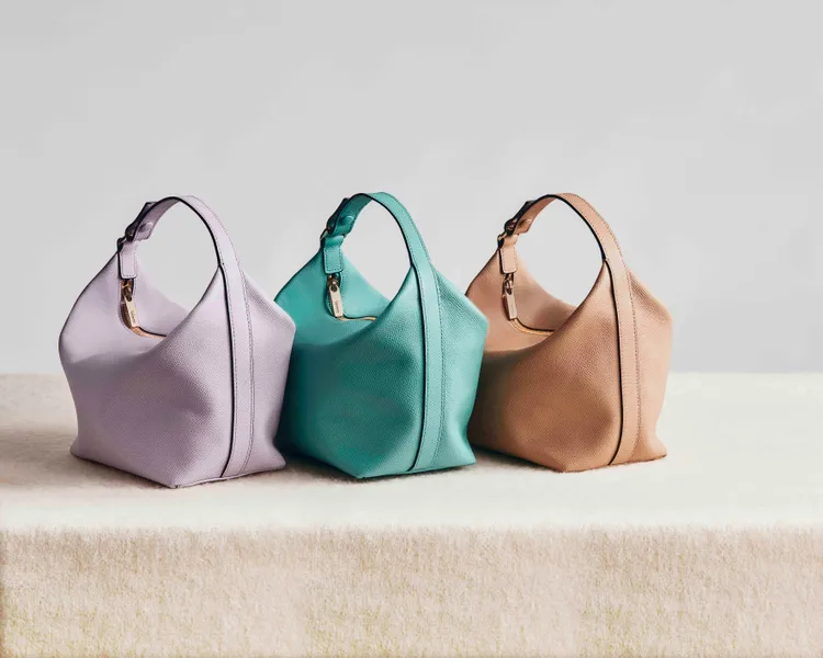 Mochi包款皮質柔軟。品牌提供