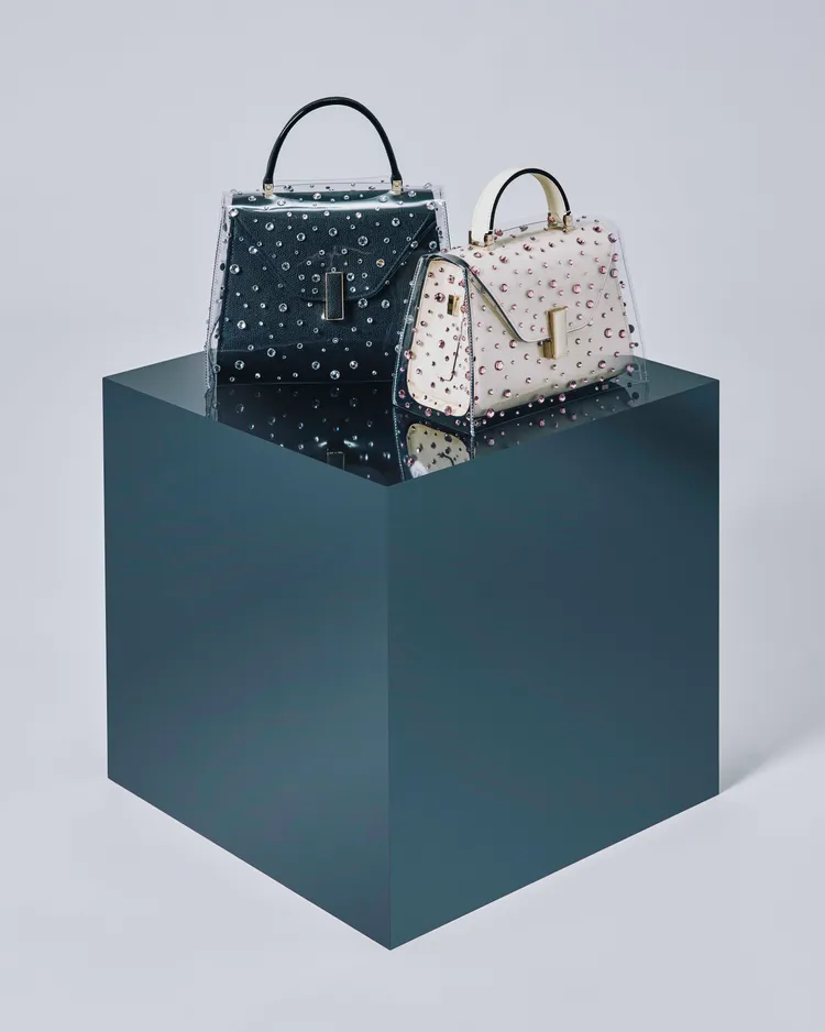 Iside Raincoats包款外衣點綴鑽石。品牌提供