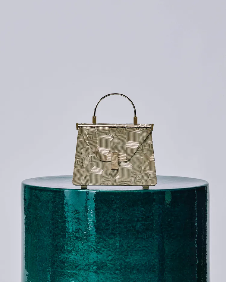 Iside Minaudiere披上金色波紋嶄新設計。品牌提供