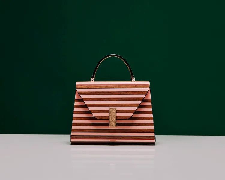 Iside Crociera以粉色與木頭色調拼接設計。品牌提供