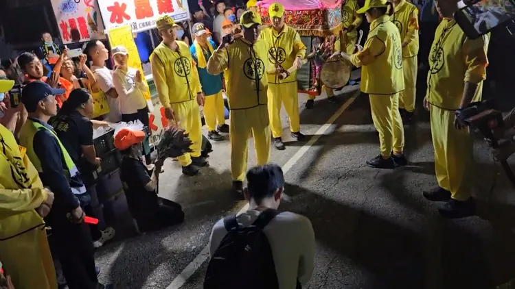 年輕父親抱著嬰兒向媽祖神轎連拜10多次。民眾提供