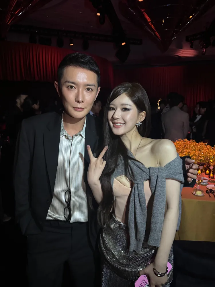 中國《智族GQ》編輯總監劉冲（左）分享跟趙露思的合照，加註是原圖。翻攝劉冲微博