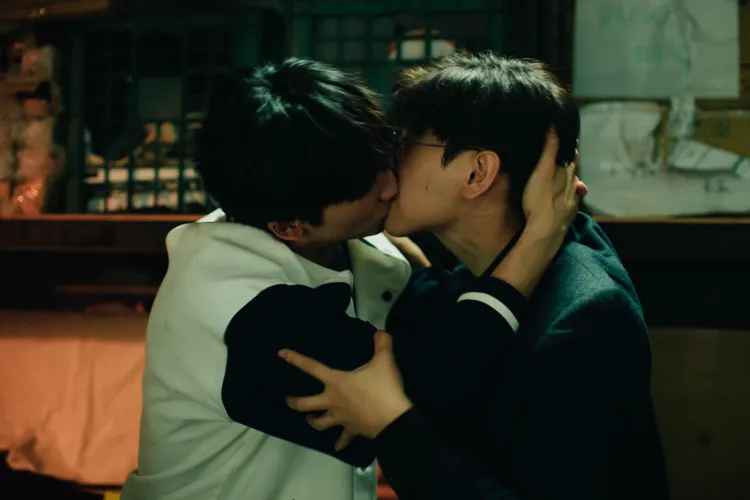 邱宇辰（右）、黃宏軒拍酒醉強吻戲，拉扯互動超真實。結果娛樂提供