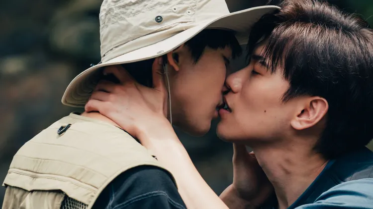 黃宏軒（左）劇中幻想與哥哥邱宇辰在溪邊浪漫接吻。結果娛樂提供