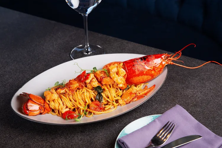 台北萬豪酒店INGE’S Bar & Grill全新菜單，經典料理「波士頓龍蝦細扁麵」，每份2680元+10%。業者提供