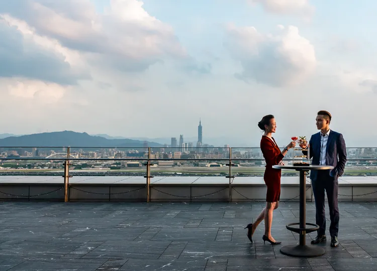 台北萬豪酒店INGE’S Bar & Grill高空景觀餐廳，是慶祝情人節、求婚、跨年熱門餐廳。業者提供